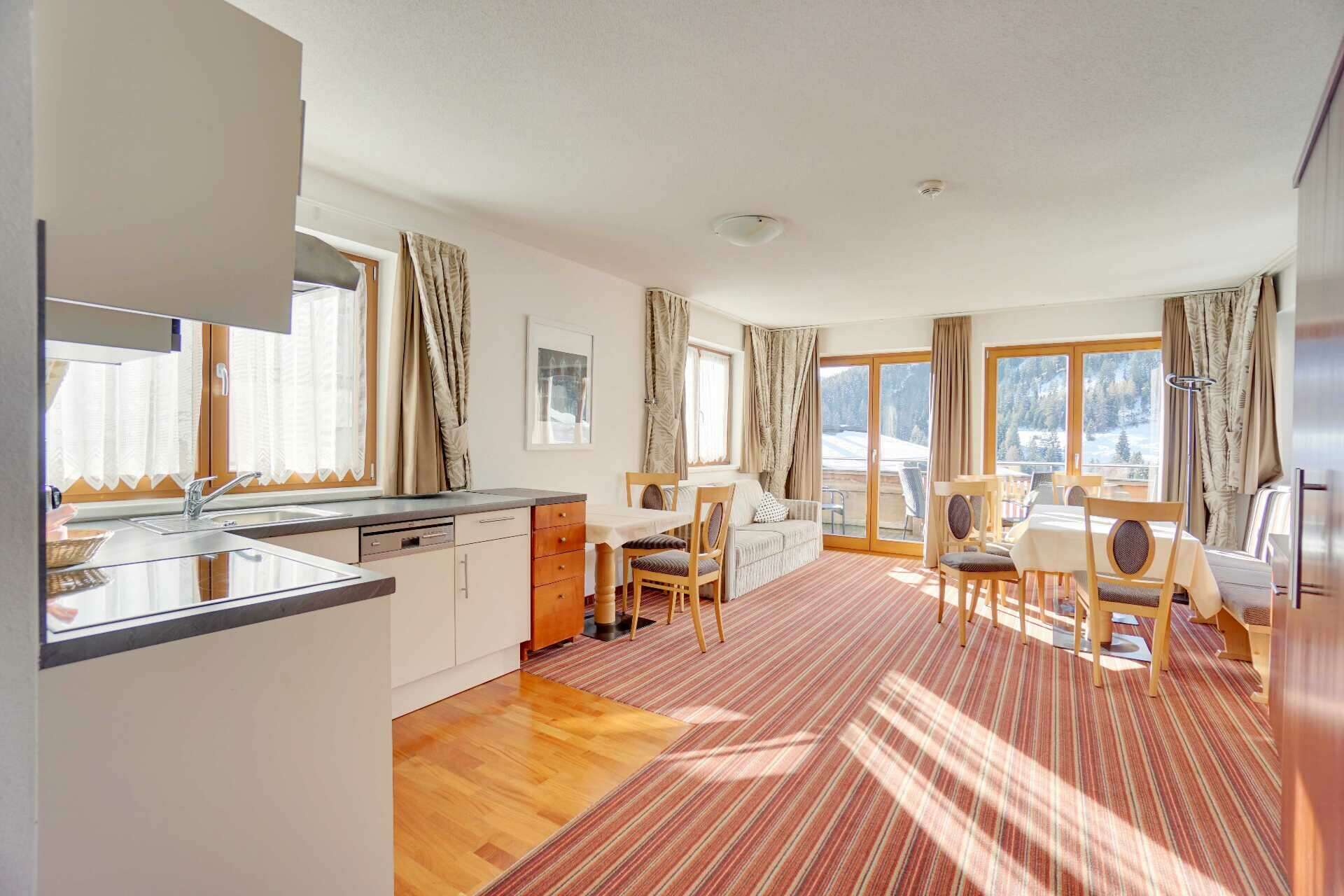 Wohnküche mit Balkon im Appartement Typ H