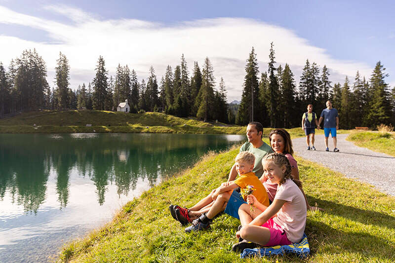 Familie an einem See in Serfaus